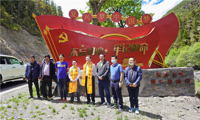 尊龙凯时集团党委书记、董事长任丁率队赴麻格同村推进对口帮扶工作