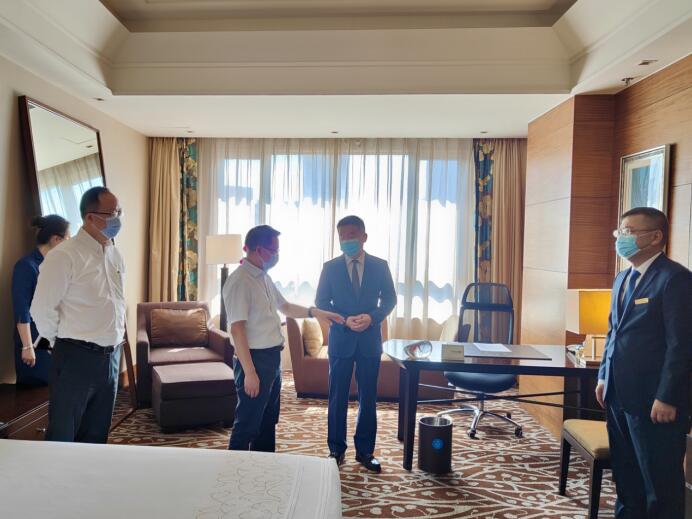 集团党委委员、董事郑贵林检查指导酒店疫情防控和防汛工作