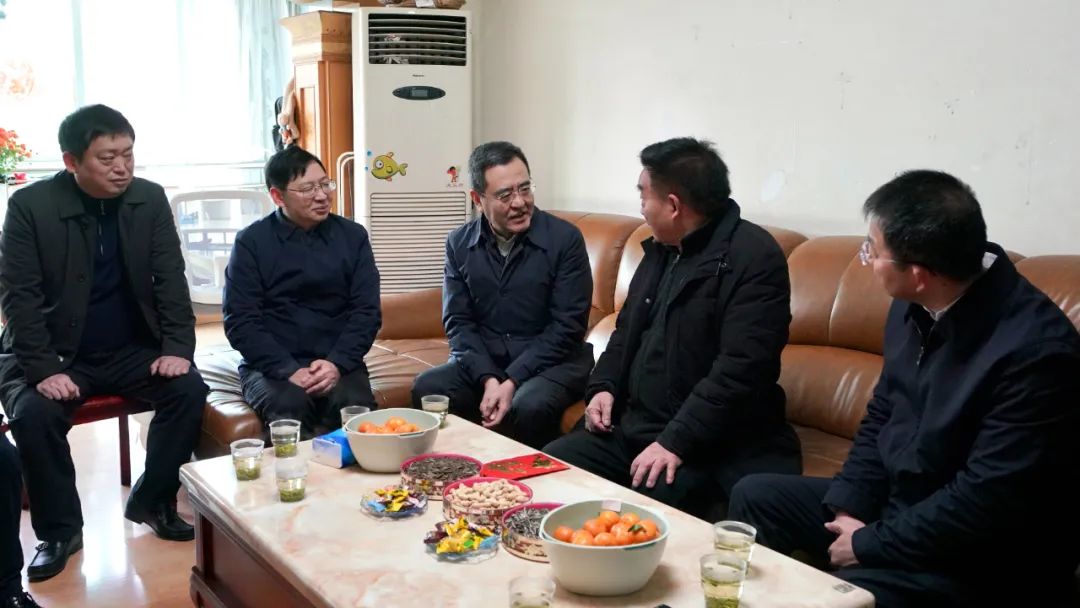 省国资委党委书记、主任冯文生等领导走访慰问省尊龙凯时集团老党员、老干部