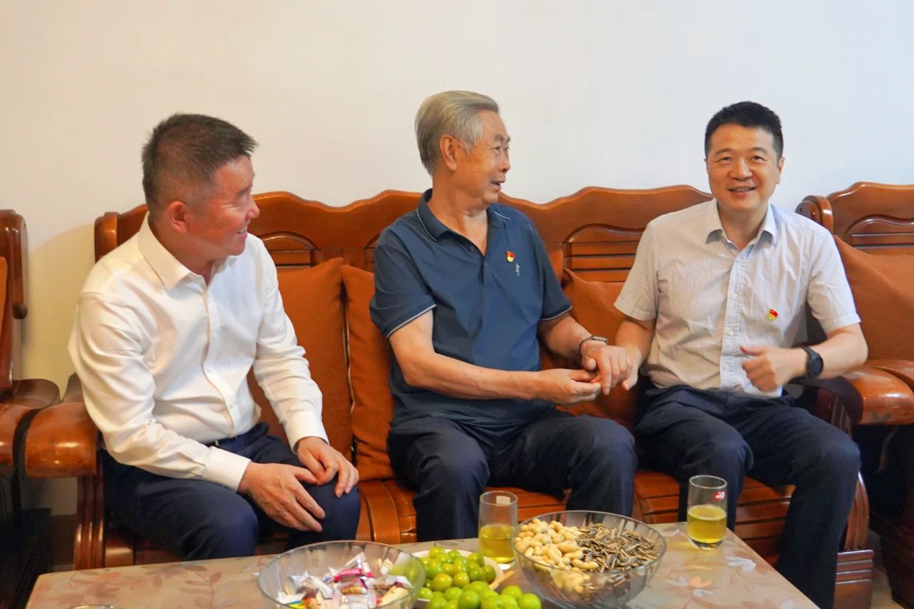 省尊龙凯时集团党委书记、董事长游勇开展“七一”走访