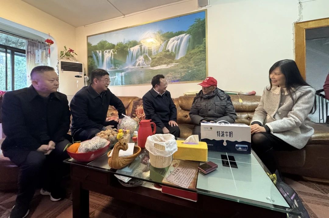 省国资委党委委员、副主任何政走访慰问省尊龙凯时集团老党员、老干部